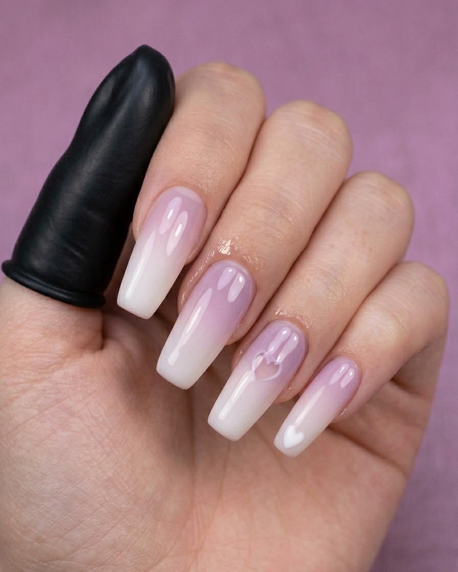 Ein Dotting-Tool kreiert ein kleines weißes Herz auf einem manikürten Nagel.