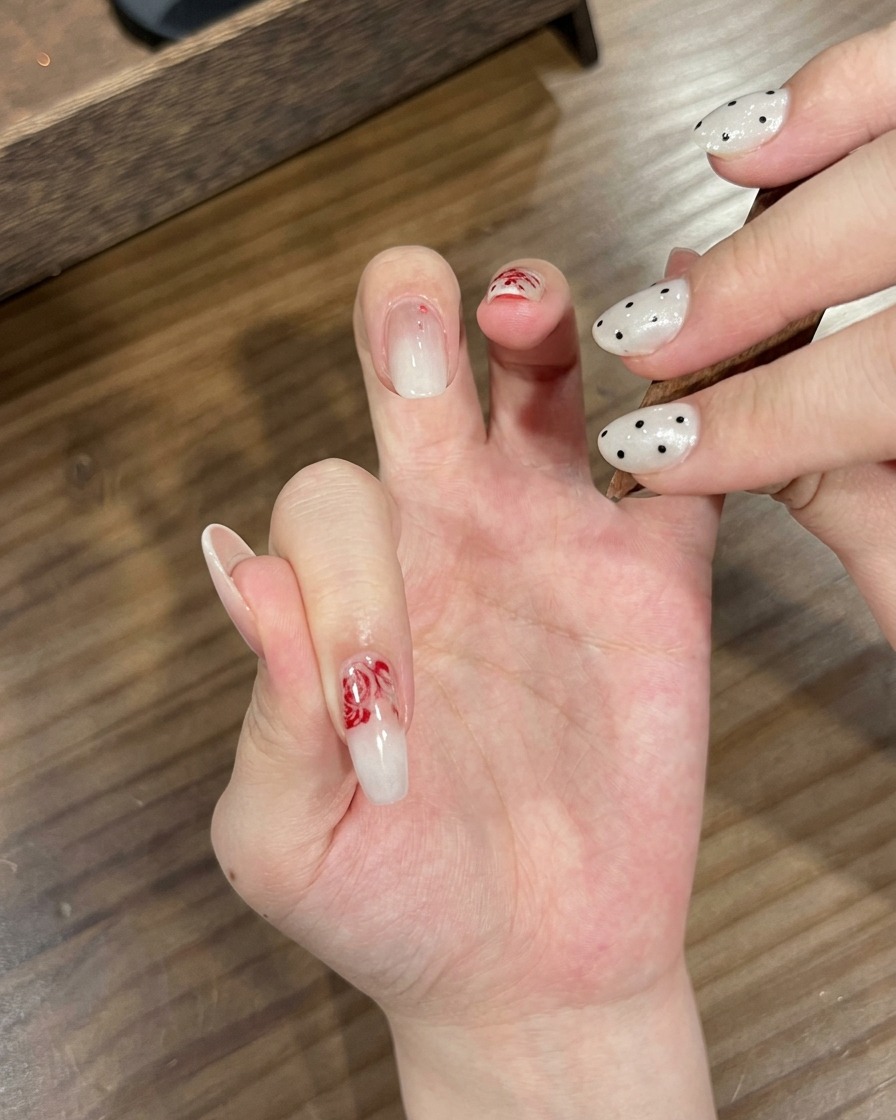 Eine Nahaufnahme, die zeigt, wie eine Nagelfeile verwendet wird, um die Seite eines mandelförmigen Nagels sorgfältig zu formen.