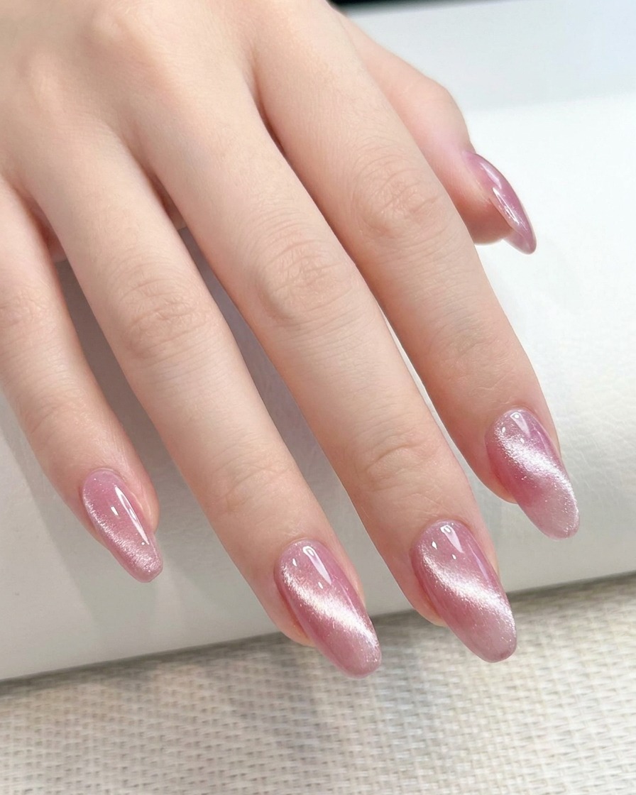 Ein rechteckiger Magnet wird nah an die Seite eines Fingernagels gehalten.