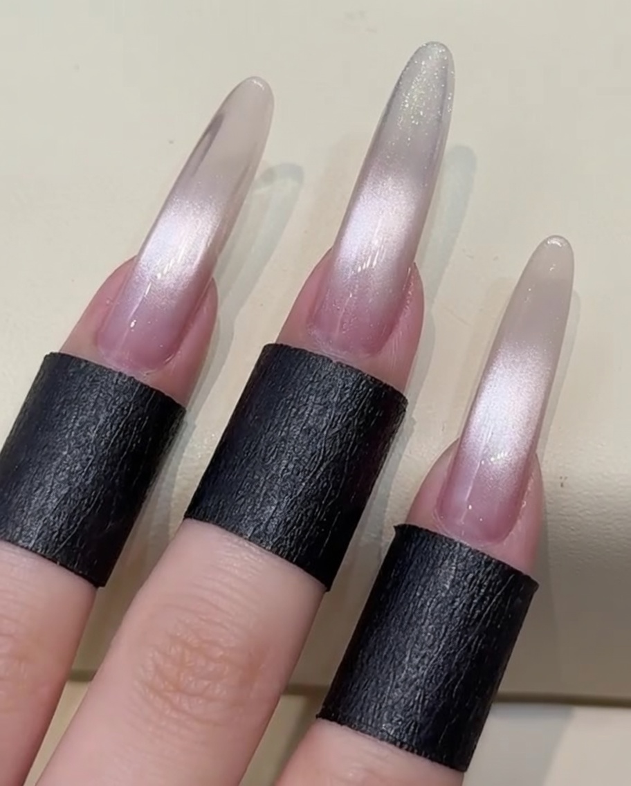 Ein Applikator poliert schimmerndes Aurora-Chrom-Puder auf den Spitzenbereich des Nagels.