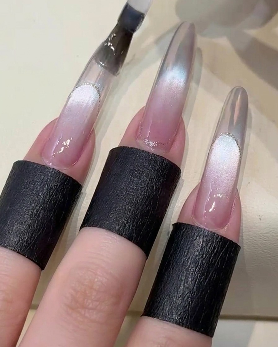 Ein Gel-Pinsel trägt einen klaren Top-Coat über das Nageldesign auf, bereit für das Aushärten unter einer UV-Lampe.
