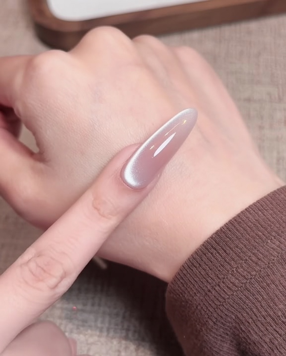 Ein fusselfreies Pad wird verwendet, um die Oberfläche eines ausgehärteten Nude-Gel-Nagels zu reinigen.