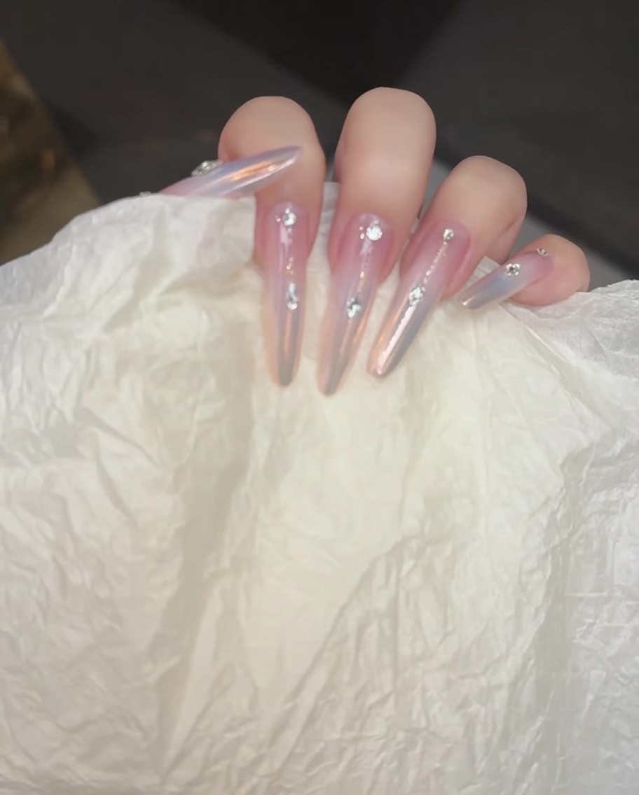 Ein Nagelpinsel trägt sanftes Blushing-Gel auf die Nagelmitte auf.