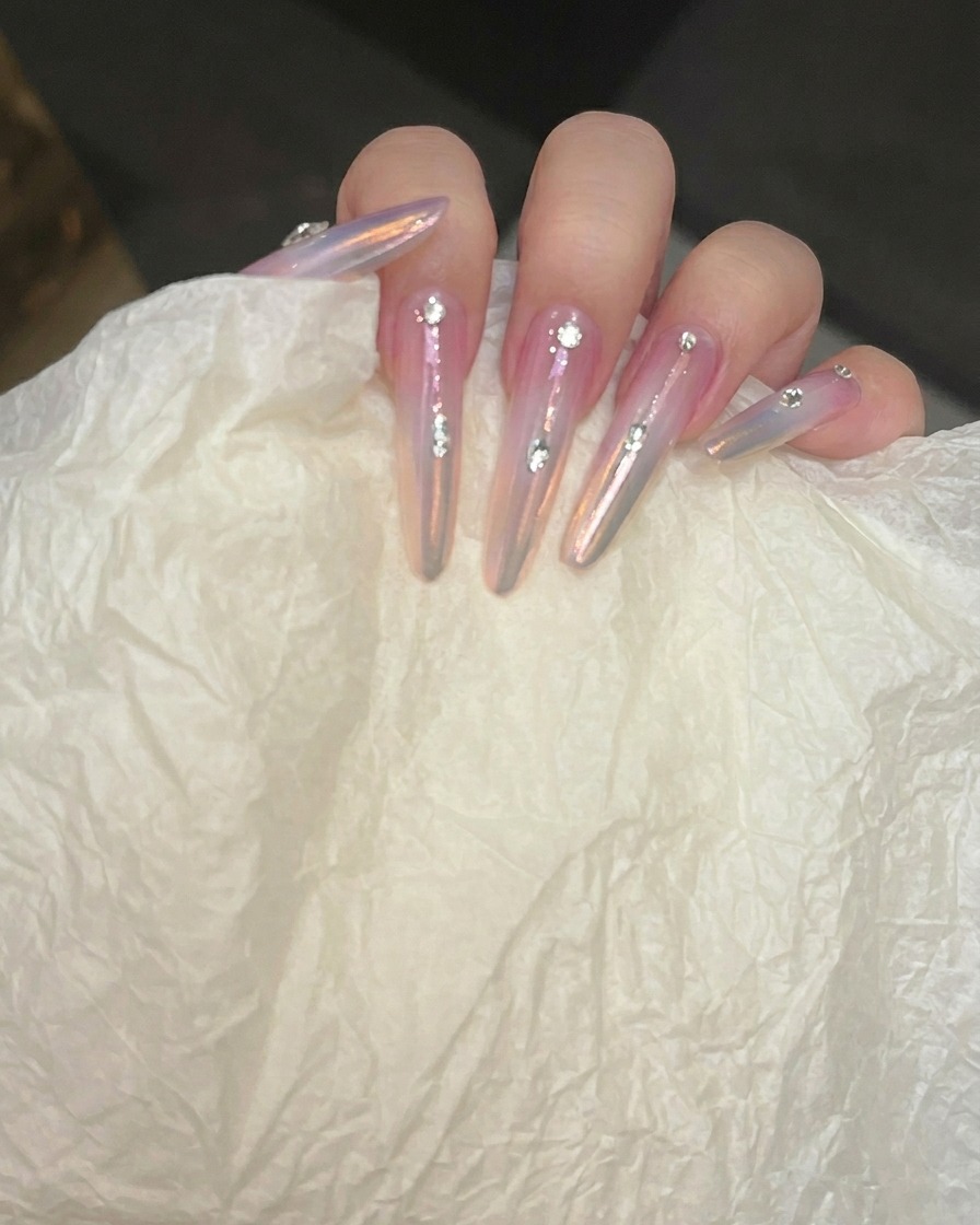 Ein Werkzeug tupft sanft auf das Blushing-Gel, um den Verlauf zu perfektionieren.