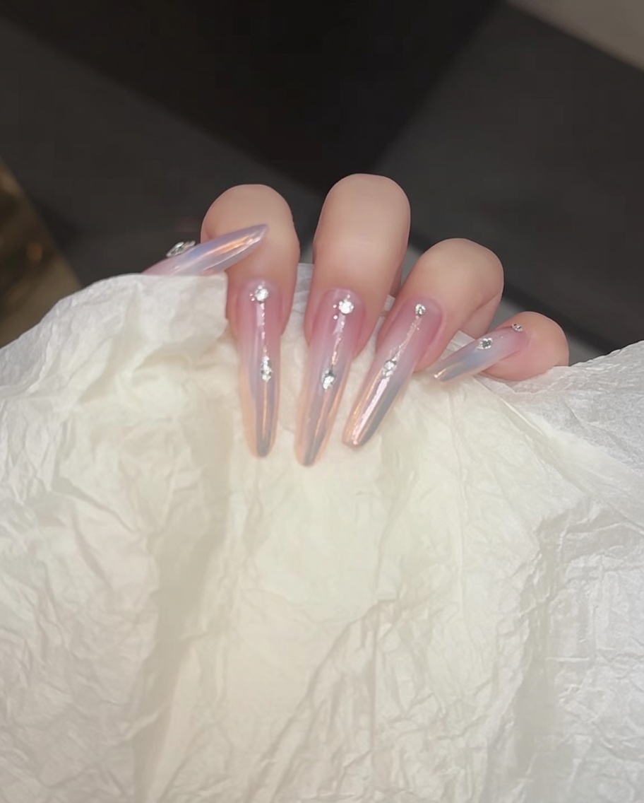 Ein Pinsel trägt einen klaren No-Wipe-Topcoat auf die Nageloberfläche auf.