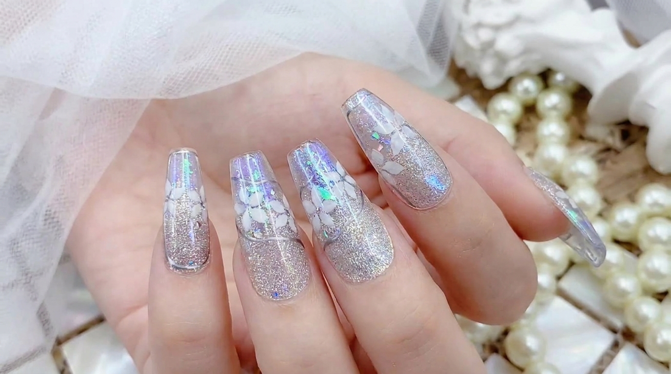Atemberaubende silberne Aurora-Press-on-Nägel mit weißer Blumen-Malerei, magnetischem Cat-Eye-Glanz und funkelnden Opal-Flocken.