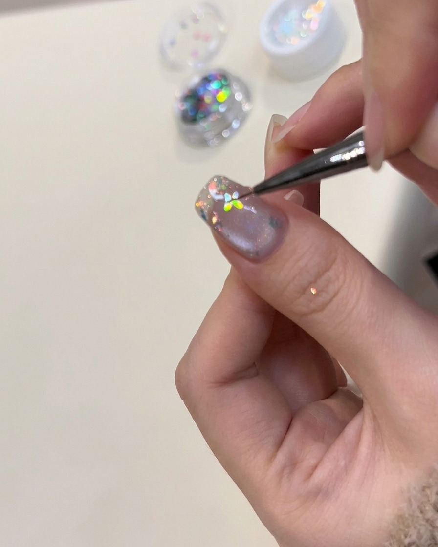 Nahaufnahme einer Hand in einer UV-Lampe während des Aushärtens.