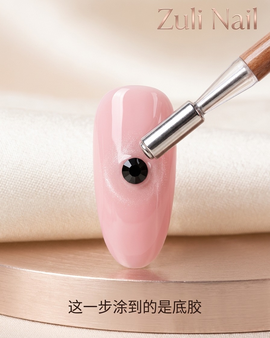 Nahaufnahme eines klaren Gel-Tropfens in der Mitte eines Fingernagels, bereit zum Nivellieren.