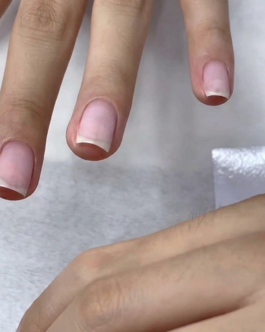 Ein Polierblock glättet die Oberfläche des Nagels für das Auftragen der Farbe.
