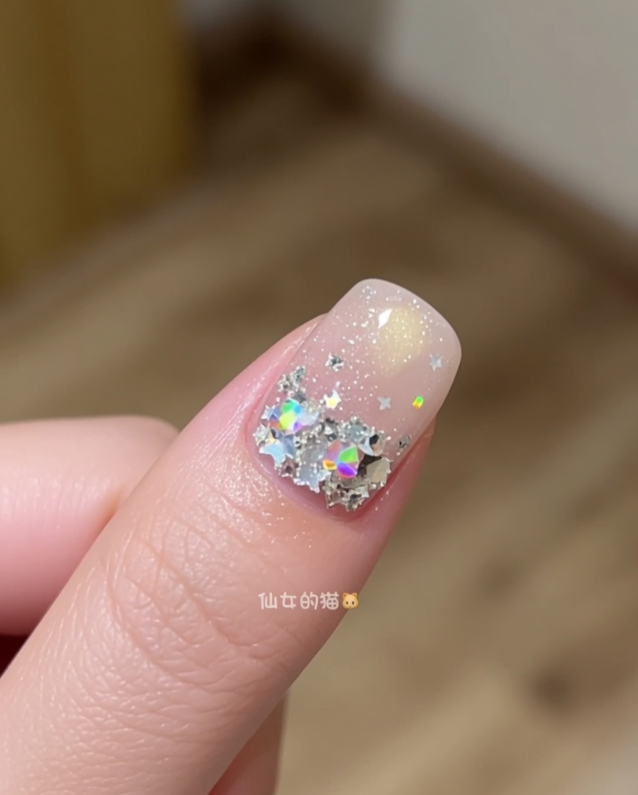 Ein kurzer Nagelpinsel wird verwendet, um Aufbaugel auf einer Nageloberfläche zu verteilen und zu glätten.
