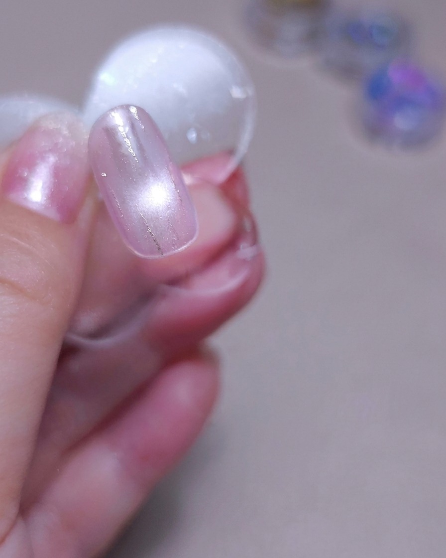Ein Nagel wird unter einer LED-Nagellampe ausgehärtet.