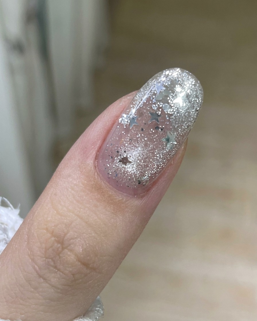 Eine Hand, die einen Streifen alten Gel-Nagellacks sauber von der Nageloberfläche abzieht.