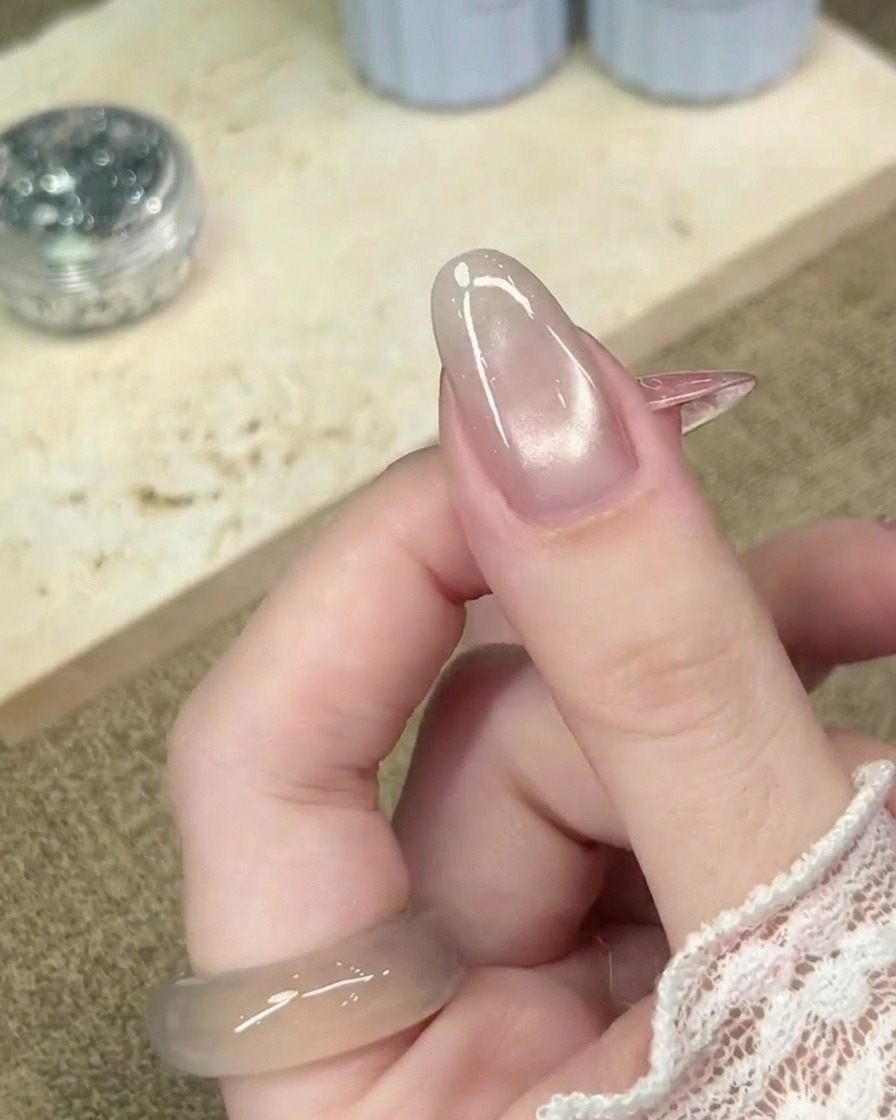 Nahansicht eines ausgehärteten Cat-Eye-Gelnagels mit glatter und fertiggestellter Oberflächenstruktur.