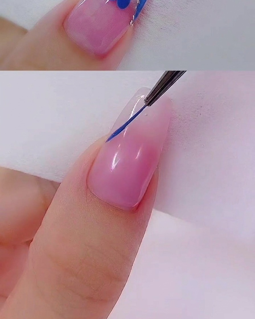 Ein flacher Gel-Pinsel füllt den skizzierten French-Tip-Bereich mit deckendem blauen Gellack aus.