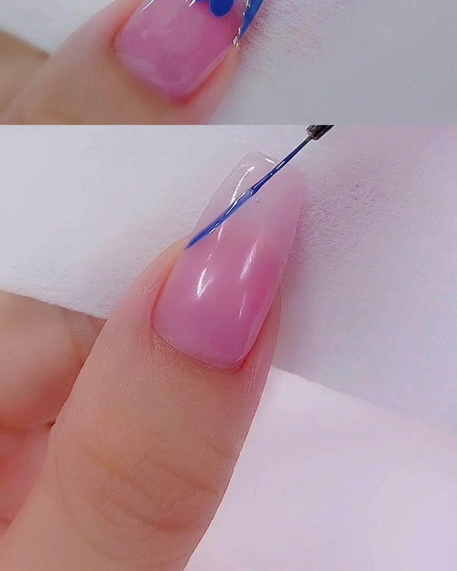 Ein Gel-Pinsel trägt eine zweite Schicht blauen Lacks auf die French-Tip auf, um eine gleichmäßige Deckkraft zu erzielen.
