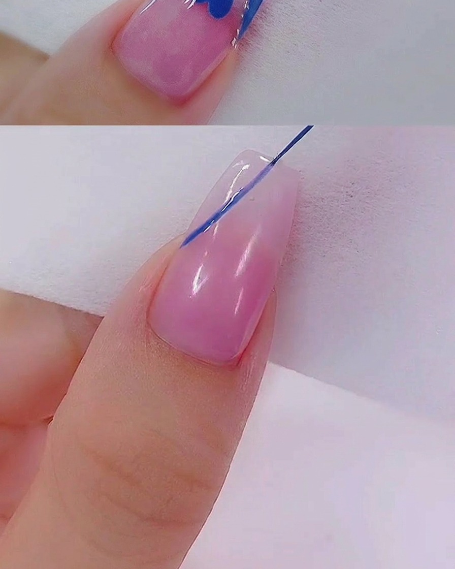 Ein Liner-Pinsel zieht vorsichtig blaues Gel in eine Herzform auf der Nageloberfläche.