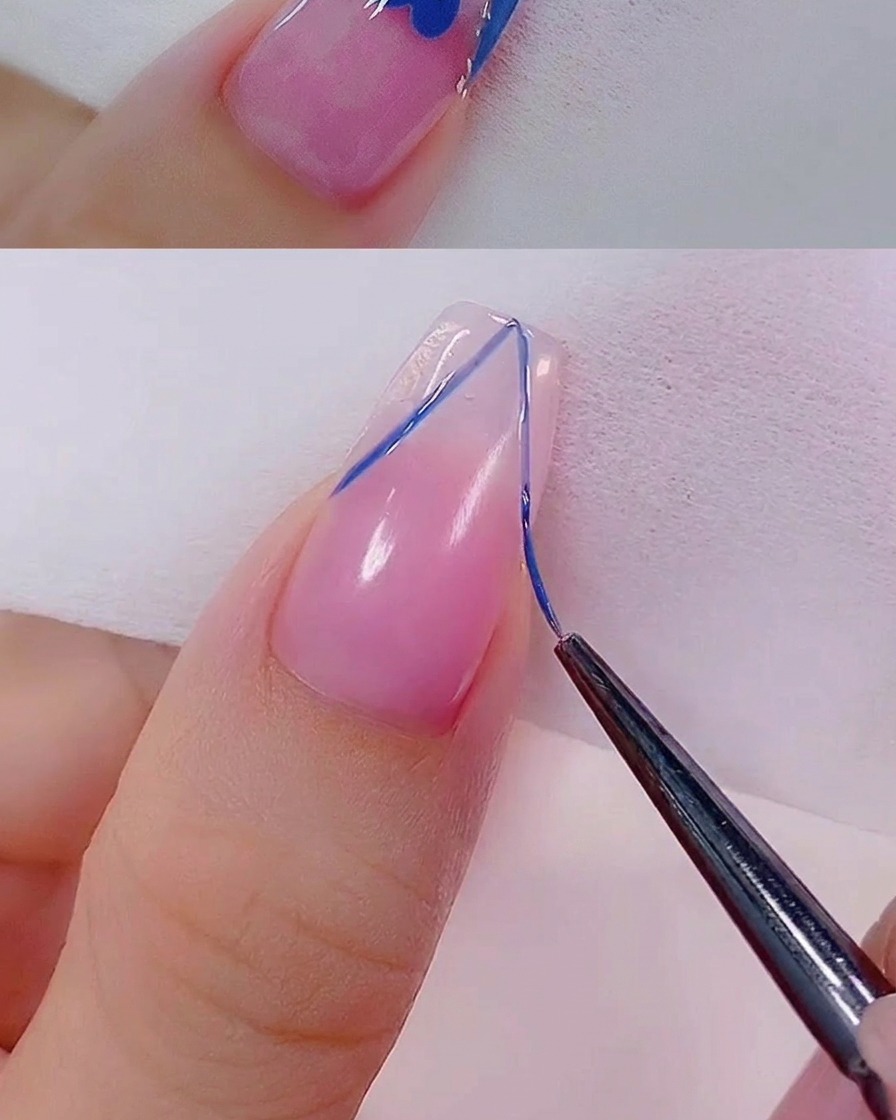 Ein feiner Pinsel trägt eine dünne Linie aus roségoldenem Glitzer-Gel entlang des Randes der French-Tip auf.