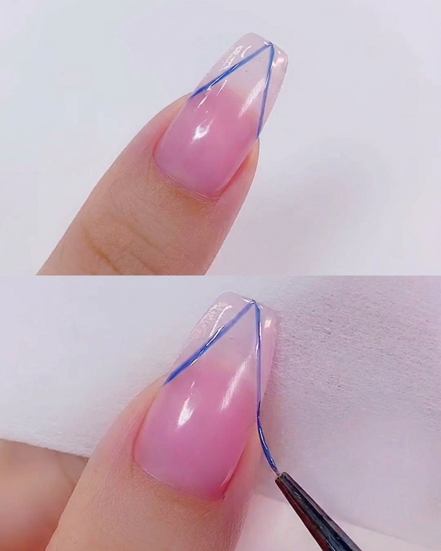 Ein Pinsel trägt einen klaren, glänzenden Überlack über das fertiggestellte Nailart-Design auf.