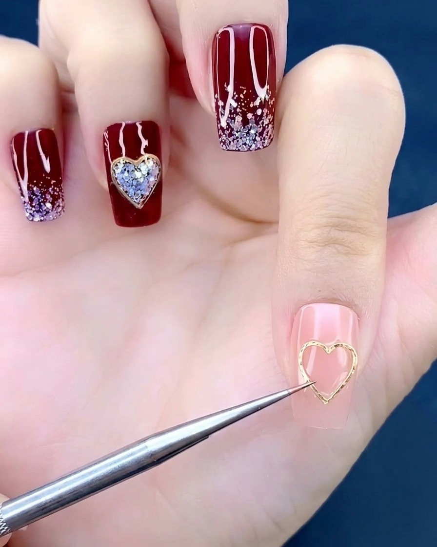 Nahaufnahme eines Nagelpinsels, der einen kleinen Tropfen klares Klebegel in die Mitte eines manikürten Nagels gibt.