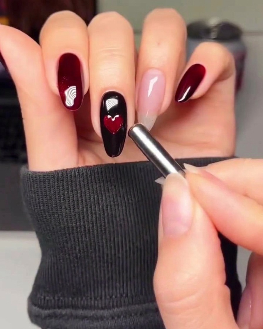 Ein weicher Buffer glättet die Oberfläche eines manikürten Nagels.