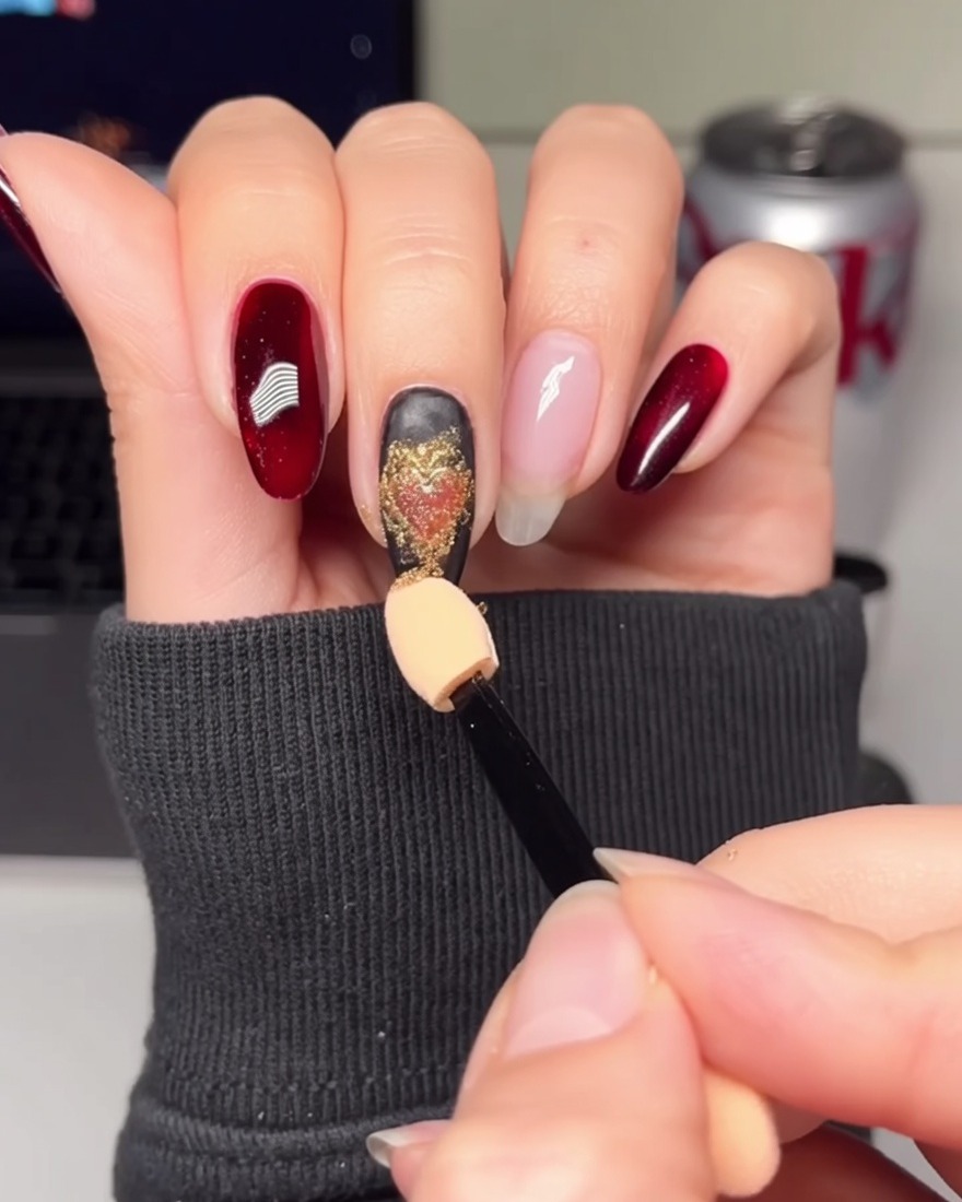 Ein weißer Gel-Lack wird auf einen unlackierten Nagel aufgetragen.