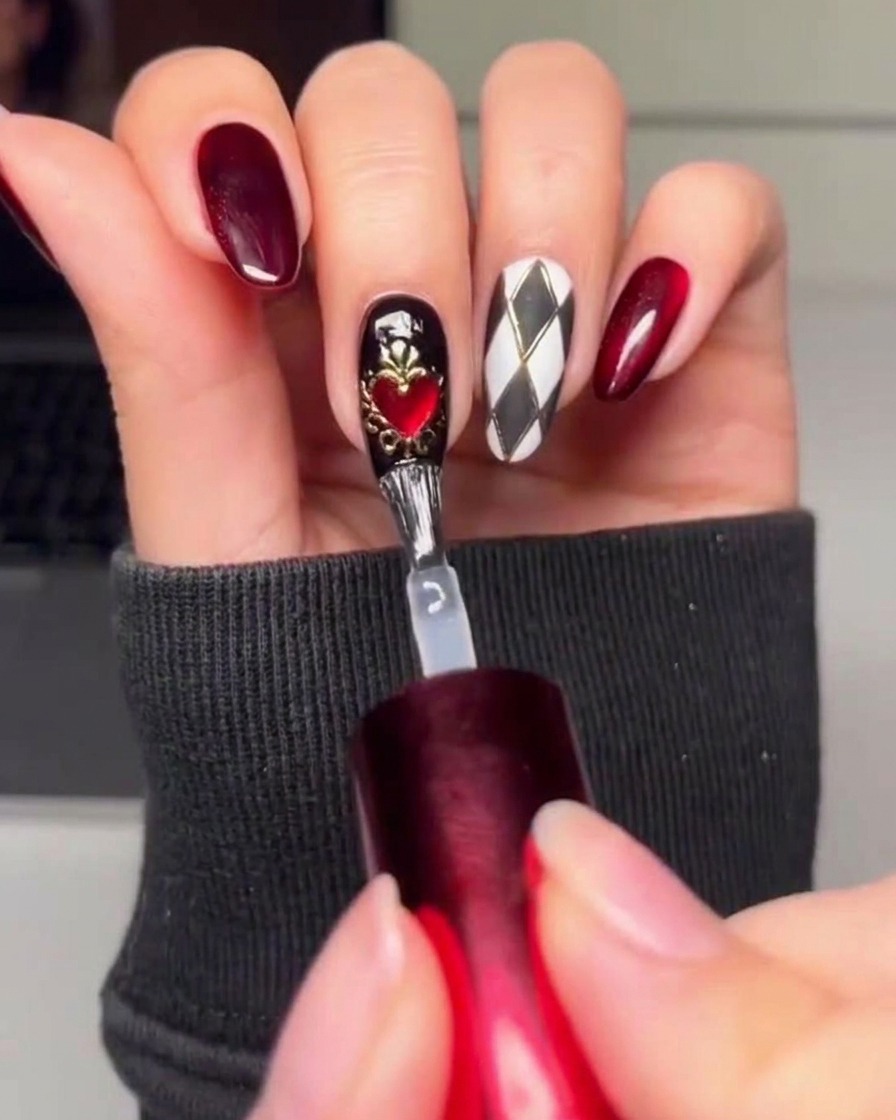 Ein Pinsel trägt klaren Hochglanz-Überlack über die fertigen Nageldesigns auf.