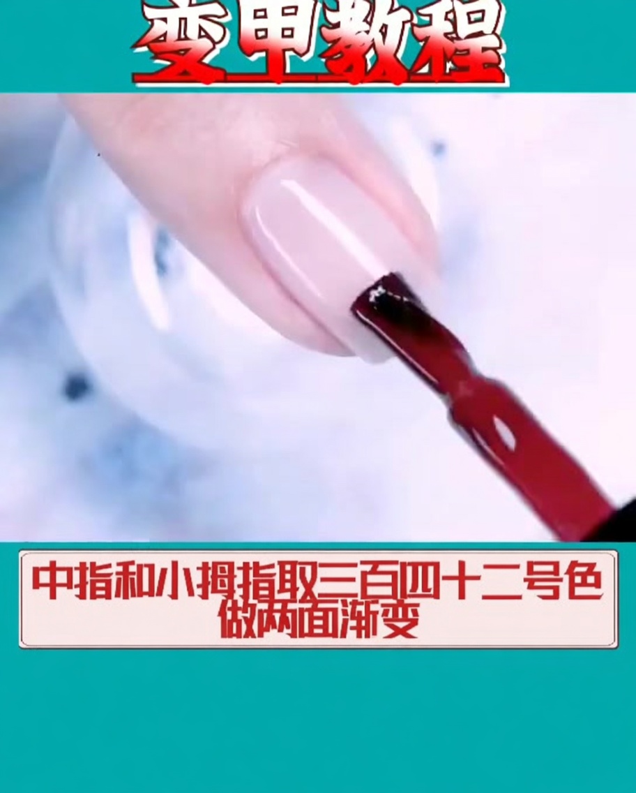 Ein Pinsel trägt das lebendige Roségold-Gel 342 auf die Spitze eines Fingernagels auf.