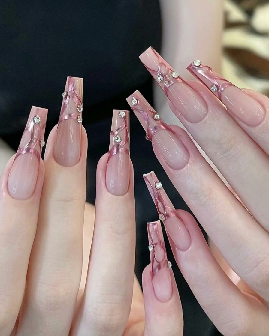 Ein gelber Make-up-Schwamm mit rosa Gel-Nagellack, der auf die Spitze eines klaren Nageltips aufgetupft wird.
