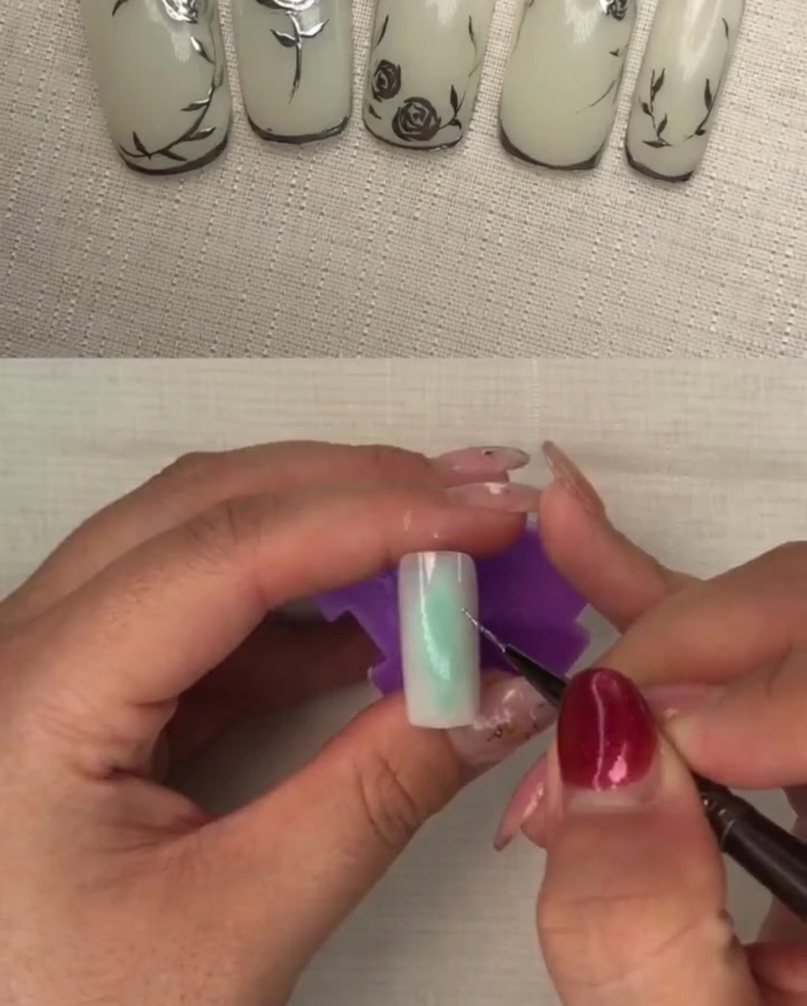 Ein Pinsel trägt eine Schicht transparent-weißes Gel auf einen Nagel auf.