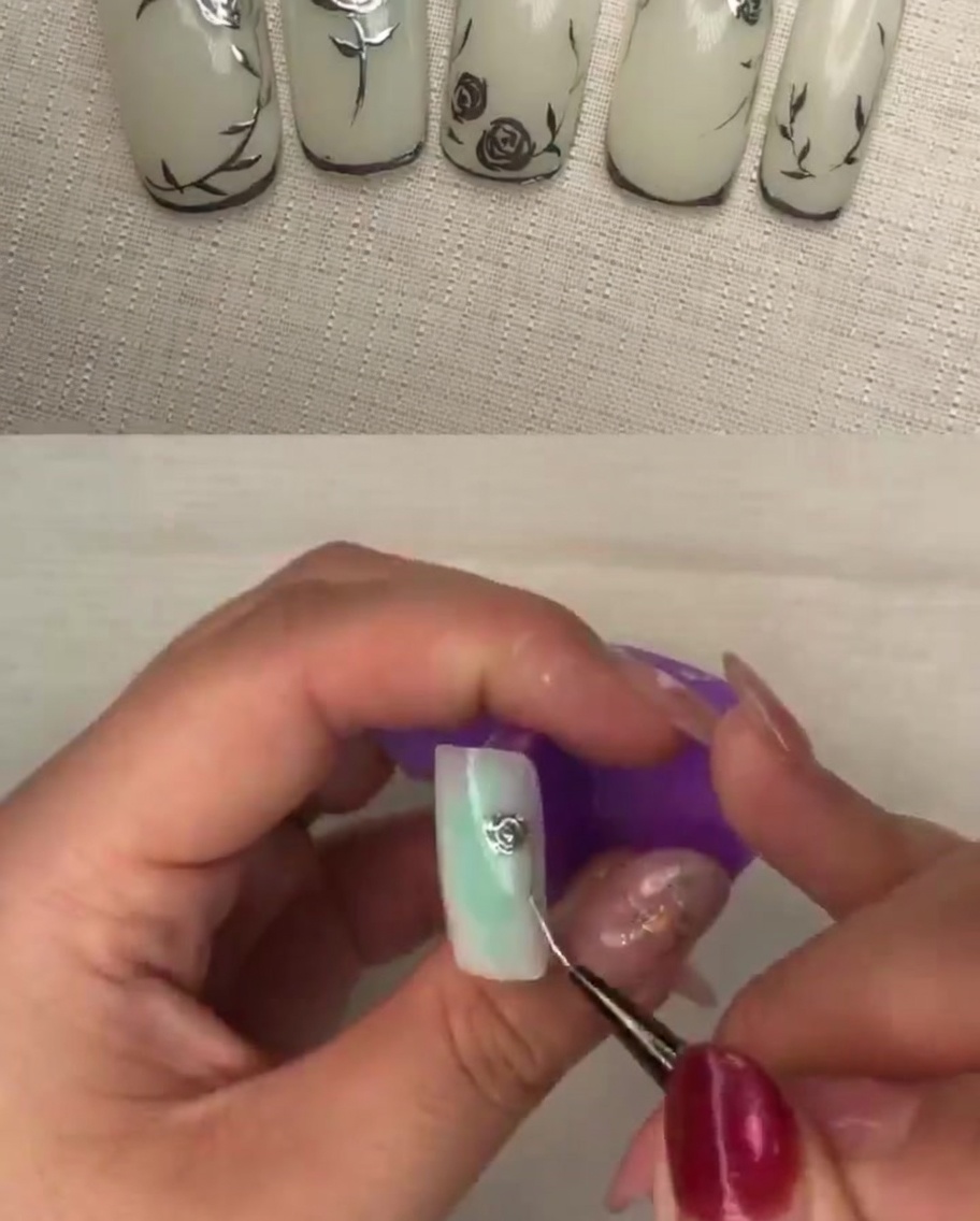 Detailansicht eines Pinsels, der Druck auf die silbernen Gelblätter ausübt.