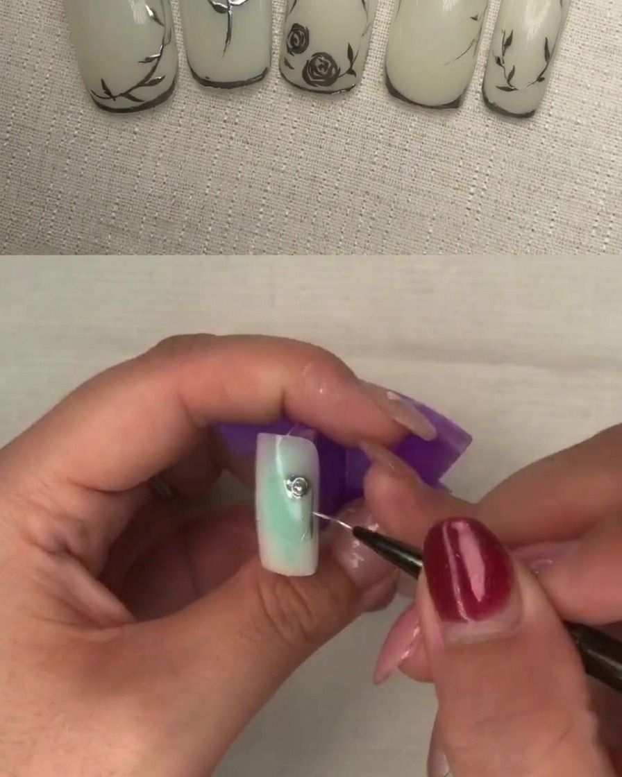 Detailansicht eines Linierpinsels, der dickes Metallic-Gel auf ein Blütenblatt aufträgt.