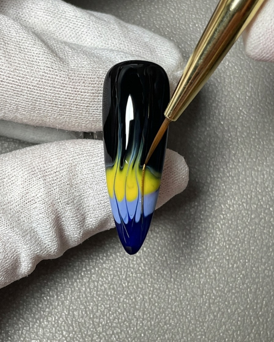 Eine Hand unter einer professionellen UV/LED-Nagellampe, wobei die schwarze Basisschicht ausgehärtet wird.