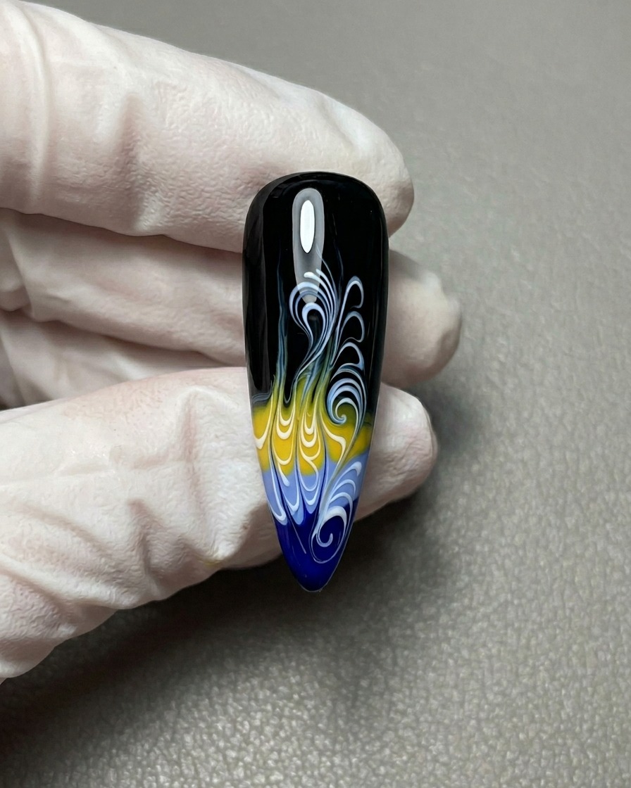 Nahaufnahme des fertiggestellten Flammen-Nageldesigns auf schwarzer Basis mit komplizierten weißen Details.