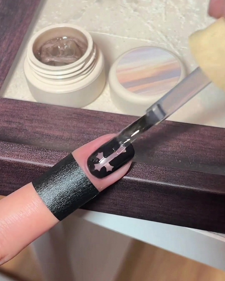 Ein Finger unter einer professionellen UV-Nagellampe zum Aushärten.