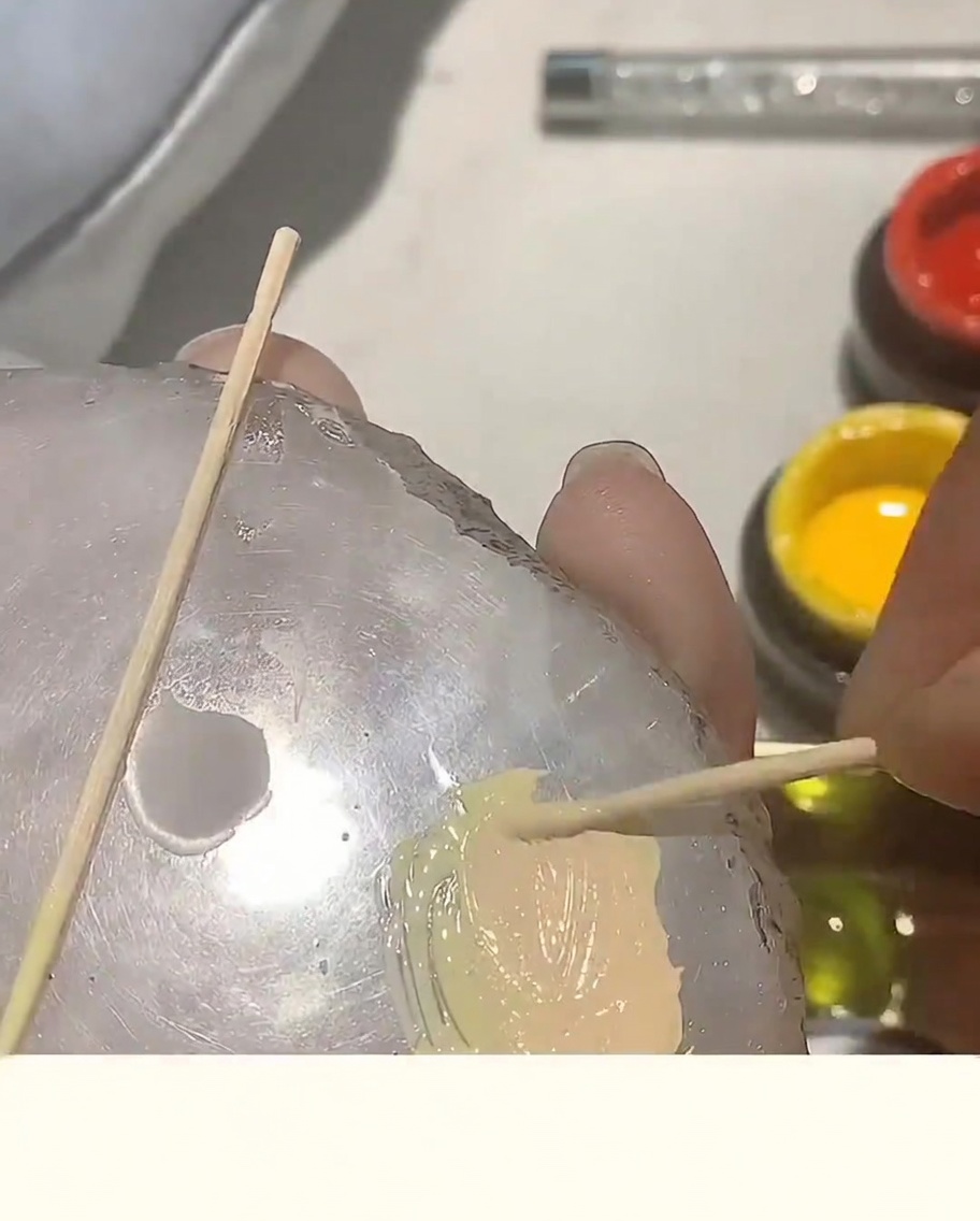 Eine glatte, vollständig vermischte pfirsichfarbene Gel-Mischung auf einer Glaspalette.