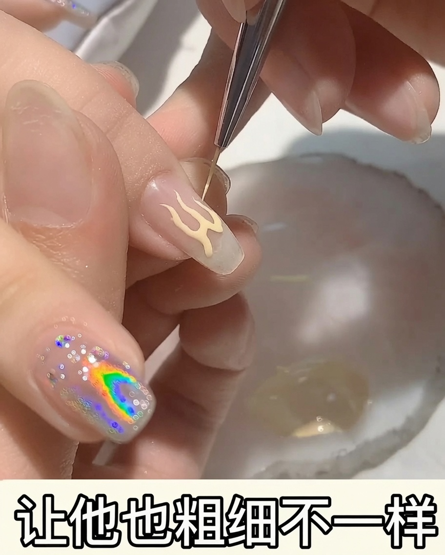 Nahaufnahme eines Flammen-Designs auf einem Nagel, das mit pfirsichfarbenem Gel verdickt wird.