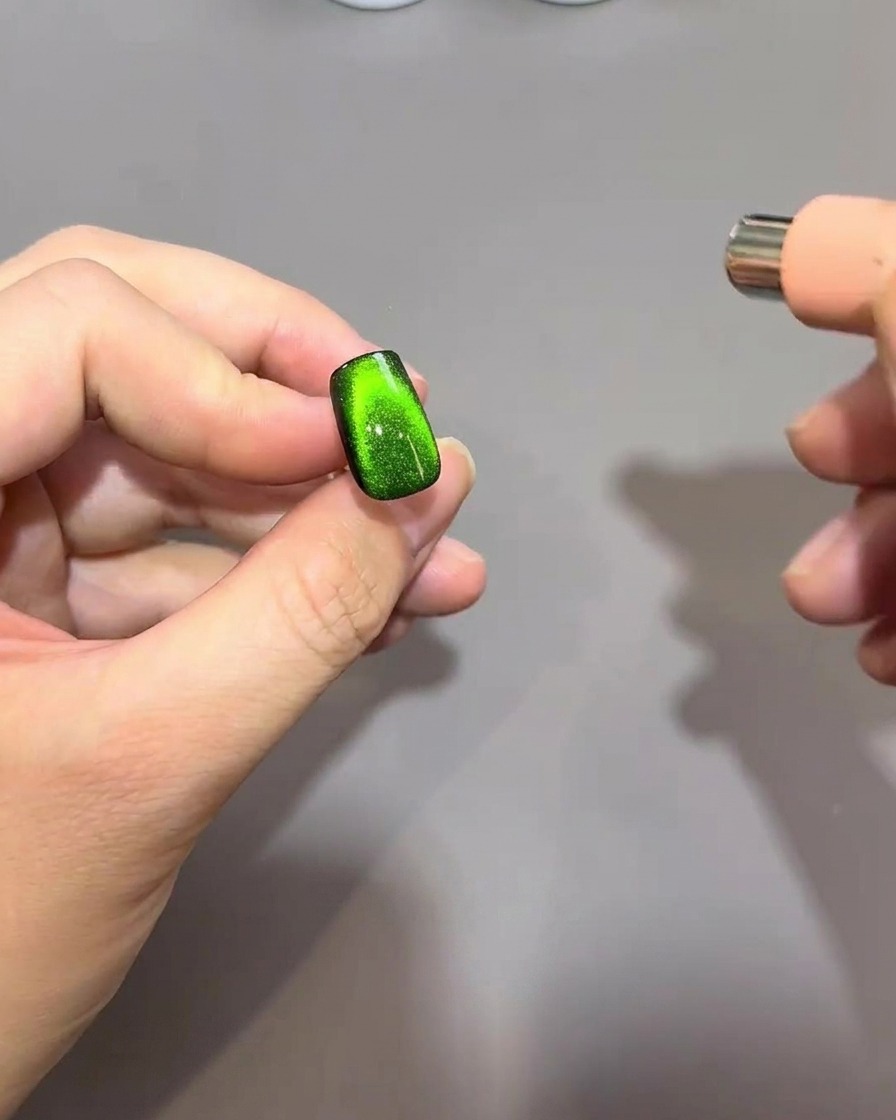 Ein Magnet erzeugt an der Nagelspitze eine C-Kurven-Bewegung, um die Partikel zu einer abgerundeten, perlenartigen Form zu konzentrieren.