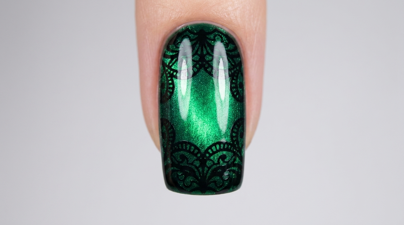 Brillanter grüner Cat-Eye-Reflex, überlagert mit einem präzisen, floralen schwarzen Fenstergitter-Muster.