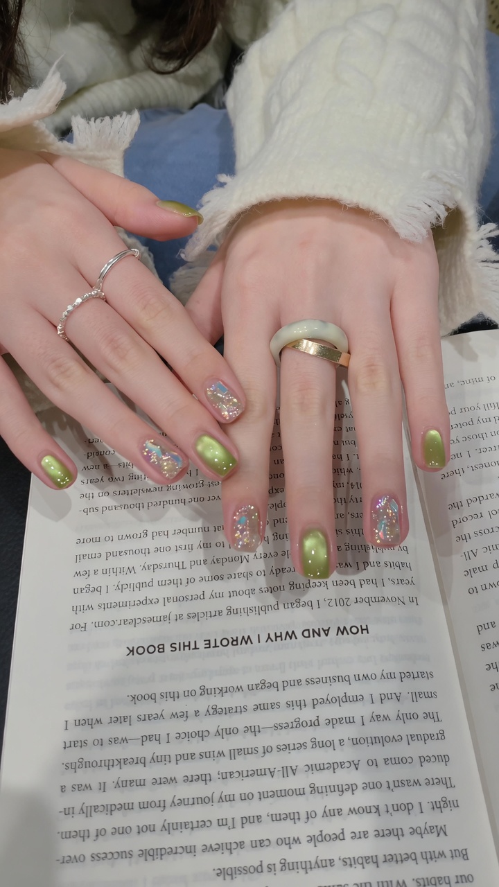 Lebendige grüne Cat-Eye Gel-Nägel mit Glitzer-Akzent — Schritt-für-Schritt Anleitung
