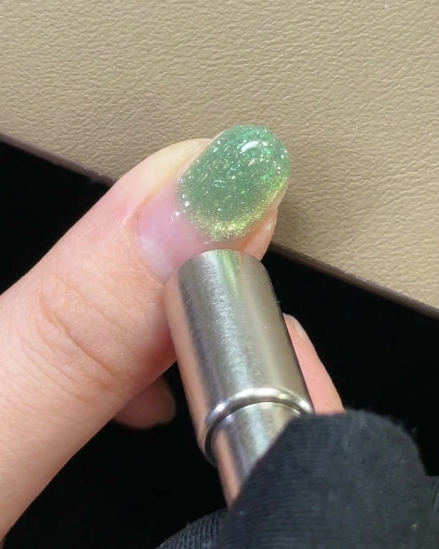 Nahaufnahme des fertigen Magnet-Gel-Designs auf dem Nagel vor dem Aushärten.