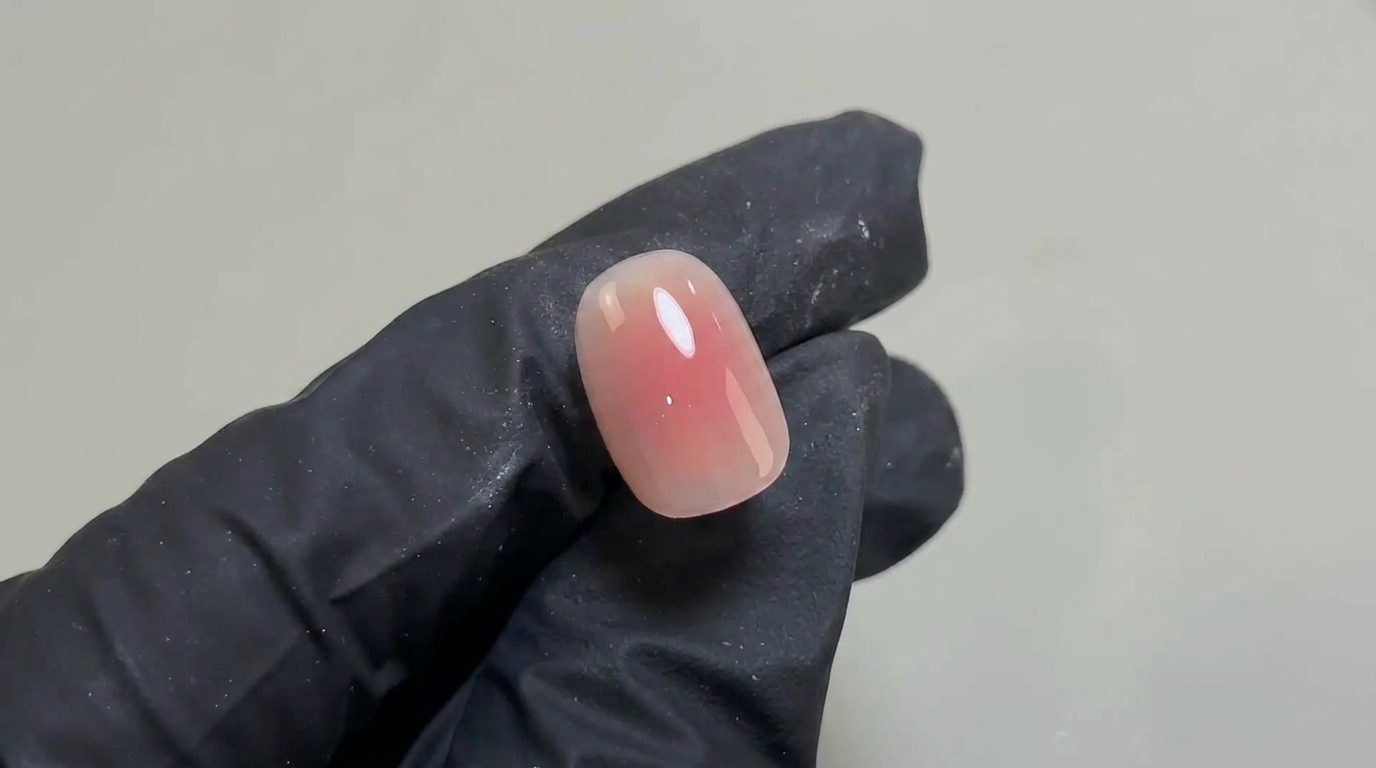 Ein zartes, natürliches Blush-Nageldesign mit weichem rosa Verlauf auf kurzen, abgerundeten Nägeln in hochglänzender Optik.