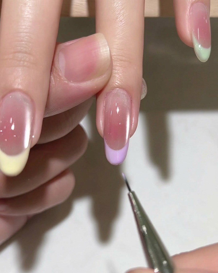 Nahaufnahme eines Pinselstrichs, der klaren Gel Base Coat auf einen sauberen, vorbereiteten Naturnagel aufträgt.