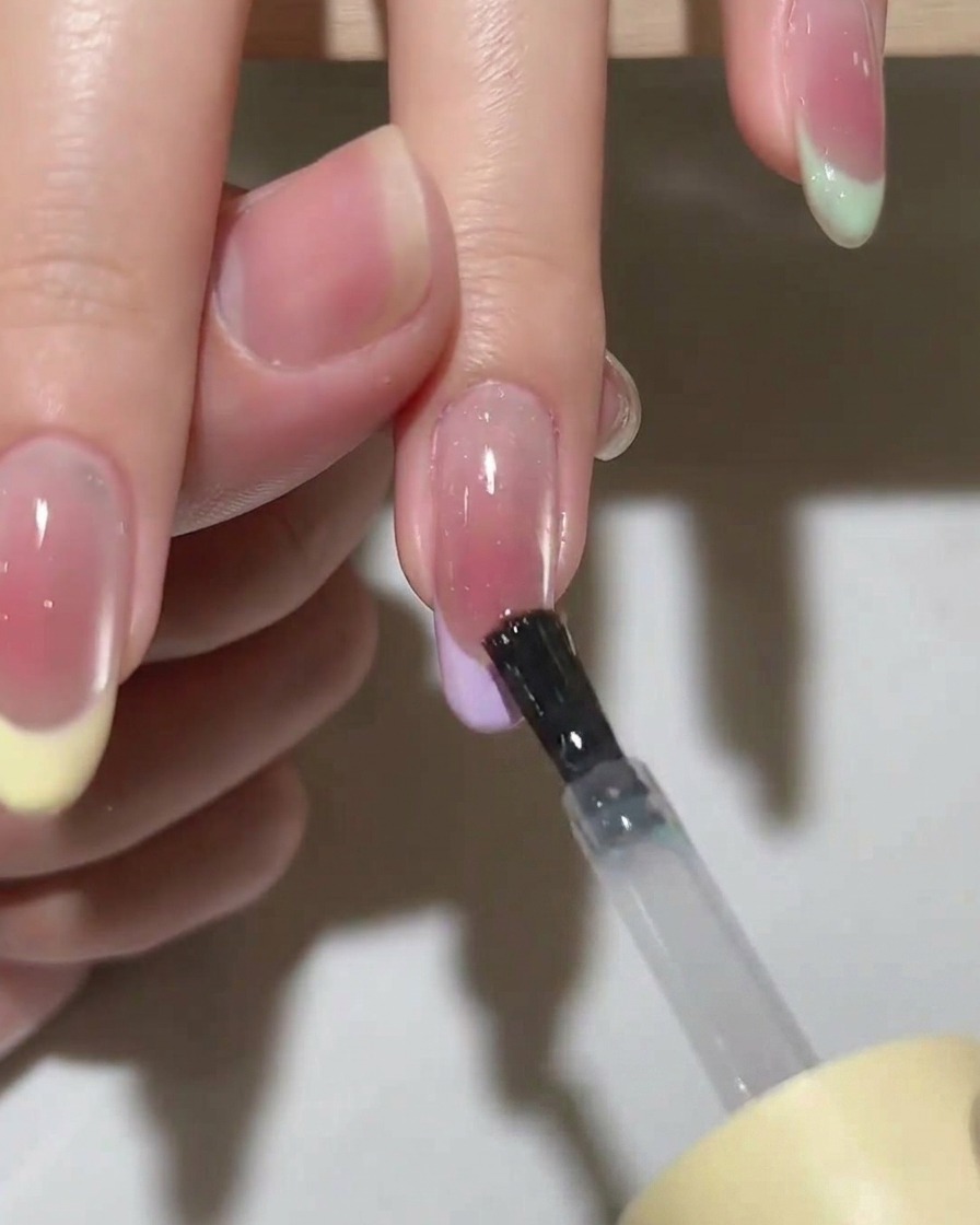 Eine Hand liegt in einer eingeschalteten UV/LED-Gellampe zum Aushärten.
