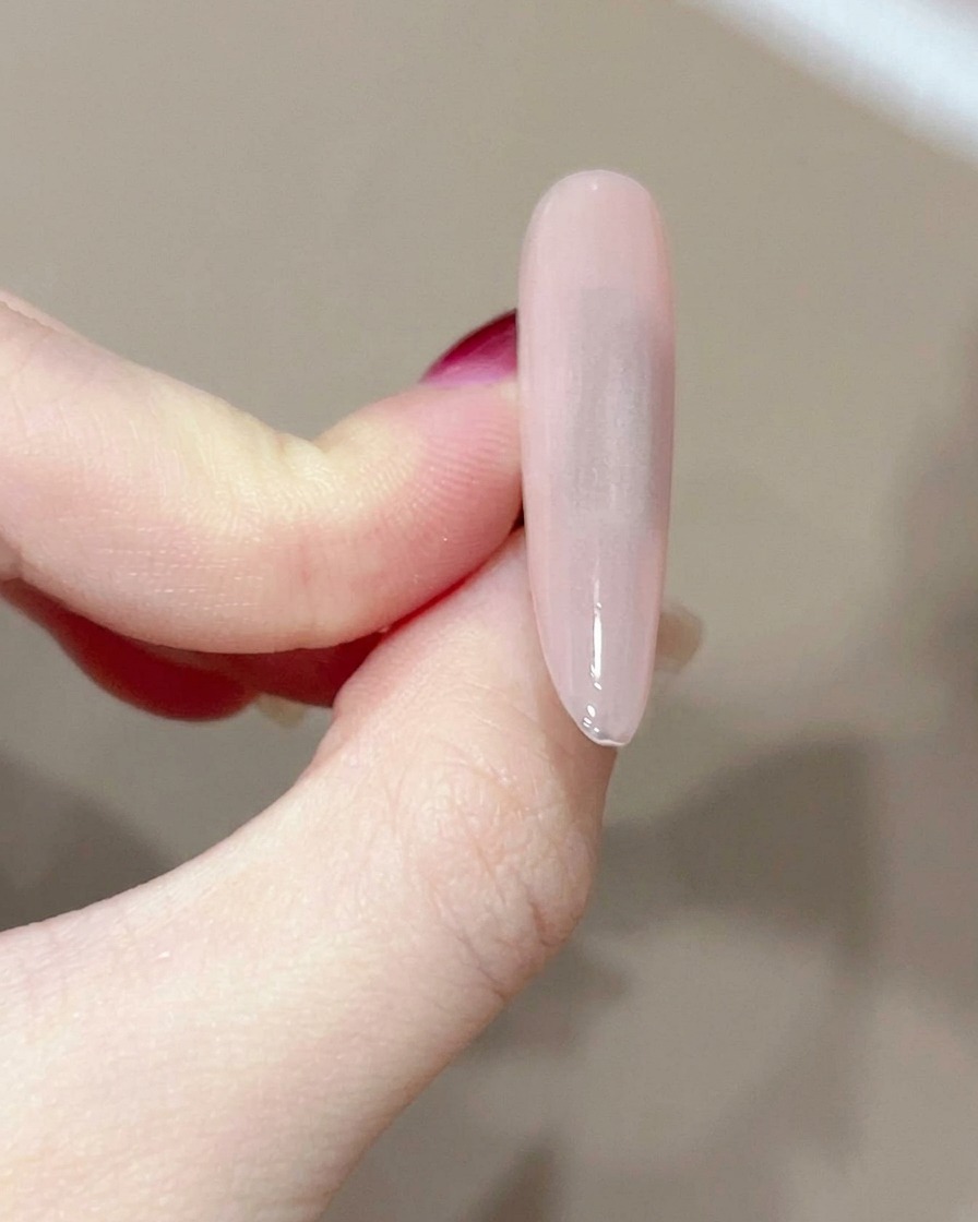 Ein fusselfreies Tuch reinigt die Oberfläche eines ausgehärteten Gelnagels.