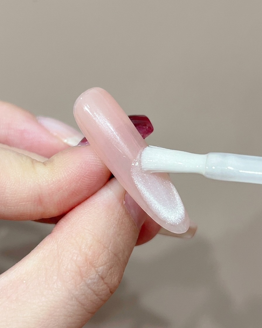 Ein Nagel unter einer professionellen UV-Lampe zum Aushärten.