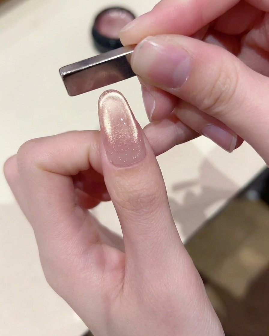 Der Magnet wird in einem Winkel über die Nagelspitze gehalten, um eine geschwungene Lichtlinie zu erzeugen.