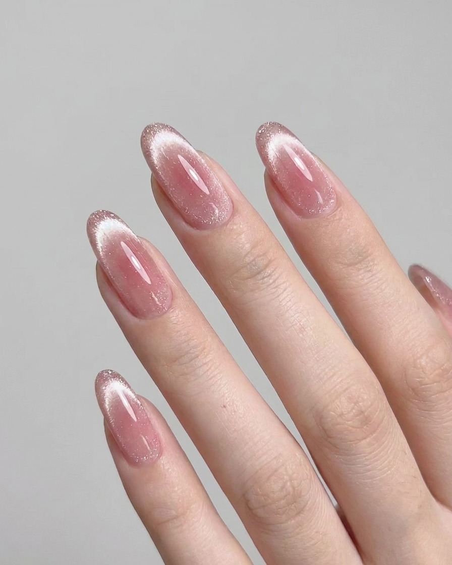 Eine Hand liegt in einer UV-Nagellampe, während die Nägel aushärten.