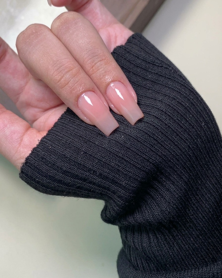 Nahaufnahme eines fusselfreien Tuchs, das die Oberfläche eines manikürten Nagels reinigt.