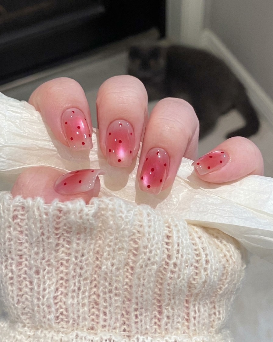 Eine Detailaufnahme zeigt, wie ein feiner Liner-Pinsel Concealing-Gel auf die Smile-Line eines Nagels aufträgt.