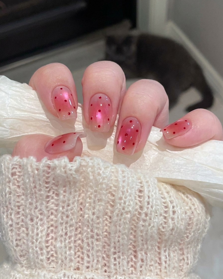 Nahaufnahme von Fingernägeln, die nach dem Auftragen des Concealing-Gels in einer UV-Lampe aushärten.